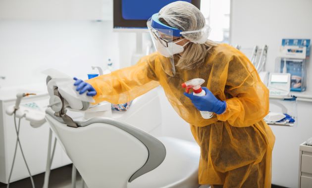 Covid-19 : aux États-Unis, le protocole sanitaire a bien protégé les dentistes Covid-19 : aux États-Unis, le protocole sanitaire a bien protégé les dentistes