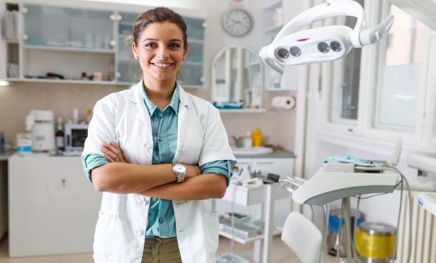 Chirurgien-dentiste, une profession en croissance, plus jeune et féminine Chirurgien-dentiste, une profession en croissance, plus jeune et féminine