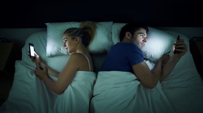Smartphones : la dépendance augmenterait le bruxisme et les douleurs maxillaires Smartphones : la dépendance augmenterait le bruxisme et les douleurs maxillaires